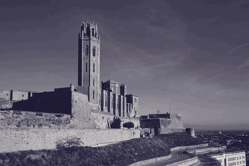 La Seu Vella de Lleida sobre el turó, amb el campanar i les muralles