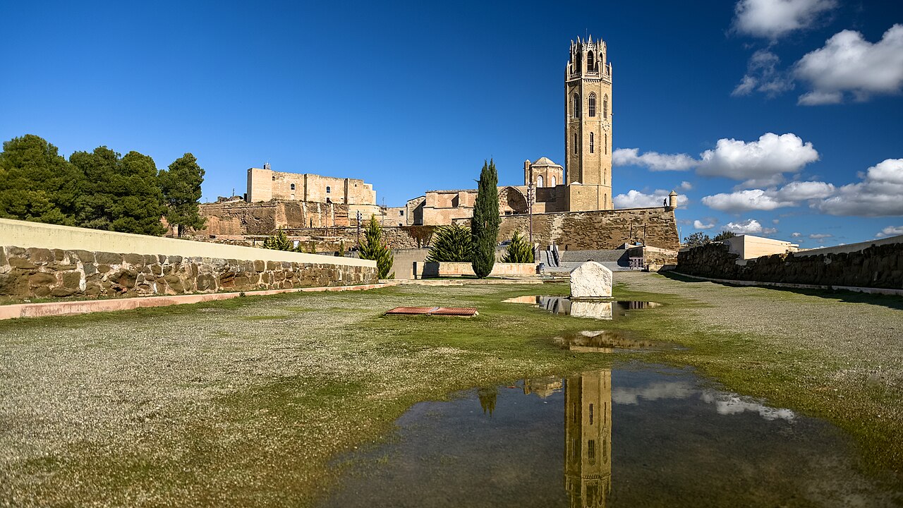 Fotografía real de la Seu Vella de Lleida, con el campanario y el conjunto monumental